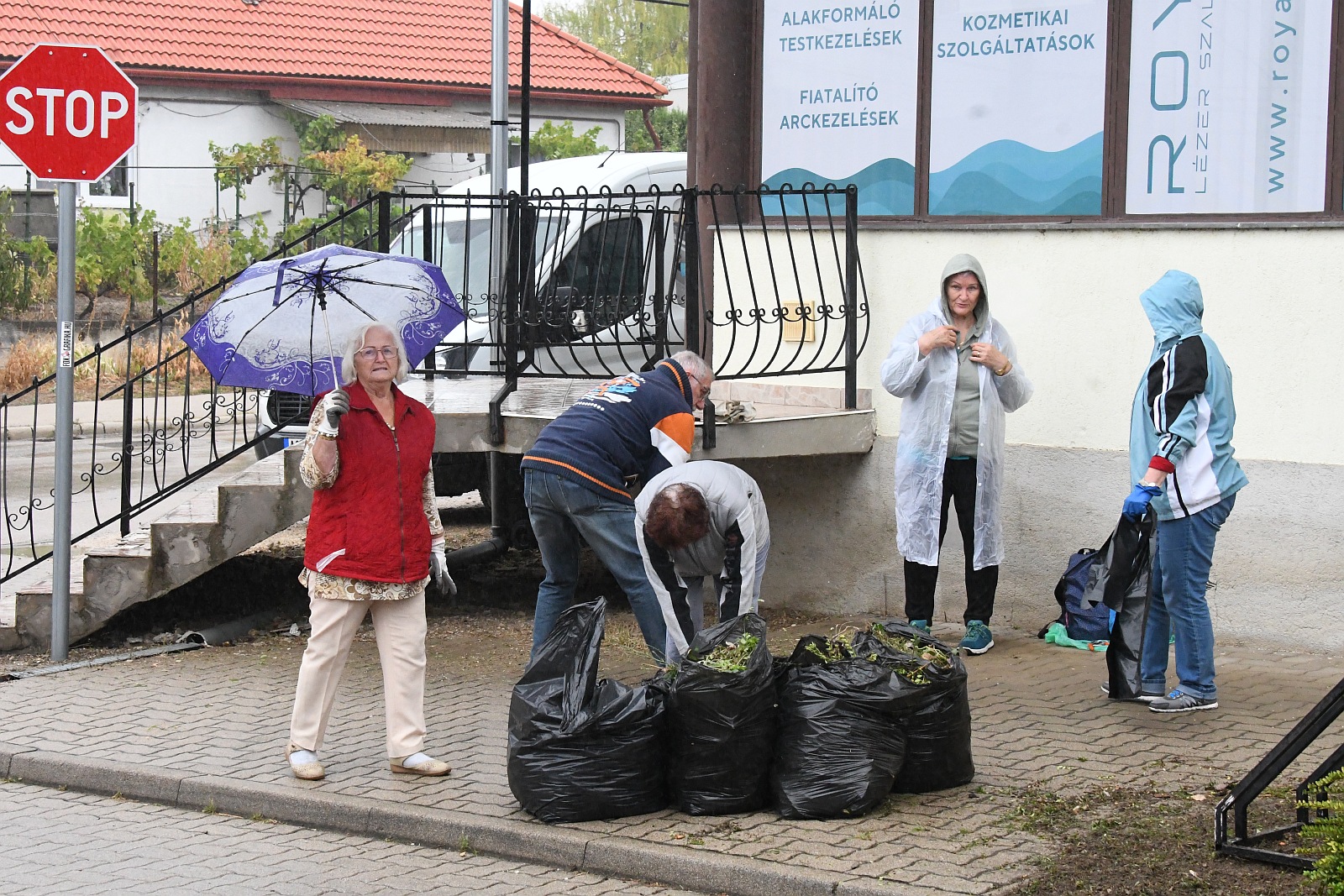 Idén ősszel is rendbetették a Nyitra ABC környékét az öreghegyi nyugdíjasok